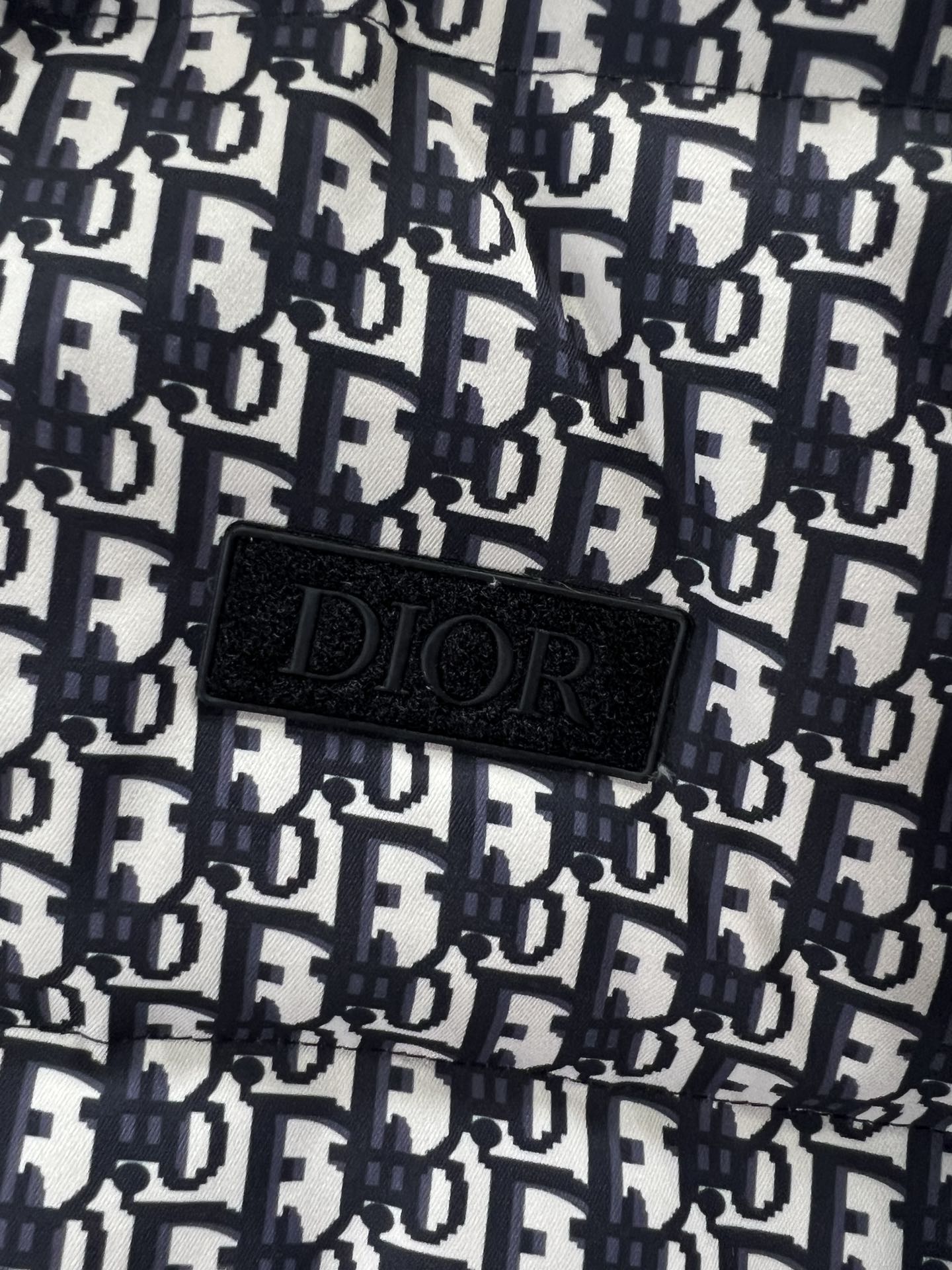 Dior迪奥秋冬新款提花科技面Oblique印花羽绒服这款羽绒通体饰以同色调Oblique印花致敬经典图