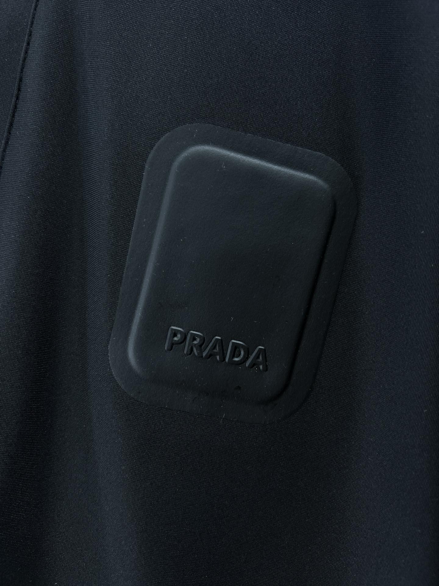 Prada普拉达23SS秋冬P家中长款羽绒外套采用90国标白鸭绒版型绝对正在品质这块决不含糊原版1:1定