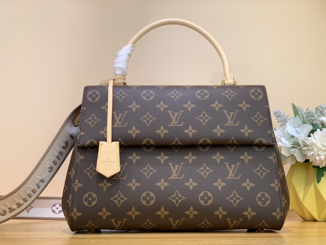 NO:687861,Top original order [CLUNY medium handbag] m46374 (apricot shoulder strap) This Cluny BB handbag is made of classic Monogram Dxh canvas and is specially designed for busy life. The wide opening has a sophisticated interior for easy access to items. The magnetic flap and zippered inner bag ensure the safety of items. The colorful leather shoulder strap can be worn cross-body, adding vitality; the top handle allows for elegant hand carry. Size 32 x  22.5 x 12 cm 6118075,19860909顶级原单【CLUNY 中号手袋】 m46374（杏色肩带） 本款 Cluny BB 手袋取材经典 Monogram Dxh帆布,专为繁忙生活而设计.宽大开口下设考究内里,便于拿取物品.磁吸翻盖与拉链内袋确保物品安全无虞.多彩皮革肩带实现斜挎,增添盎然活力；顶部手柄实现优雅手提. 尺寸32 x 22.5 x 12 厘米 6118075,,Bag