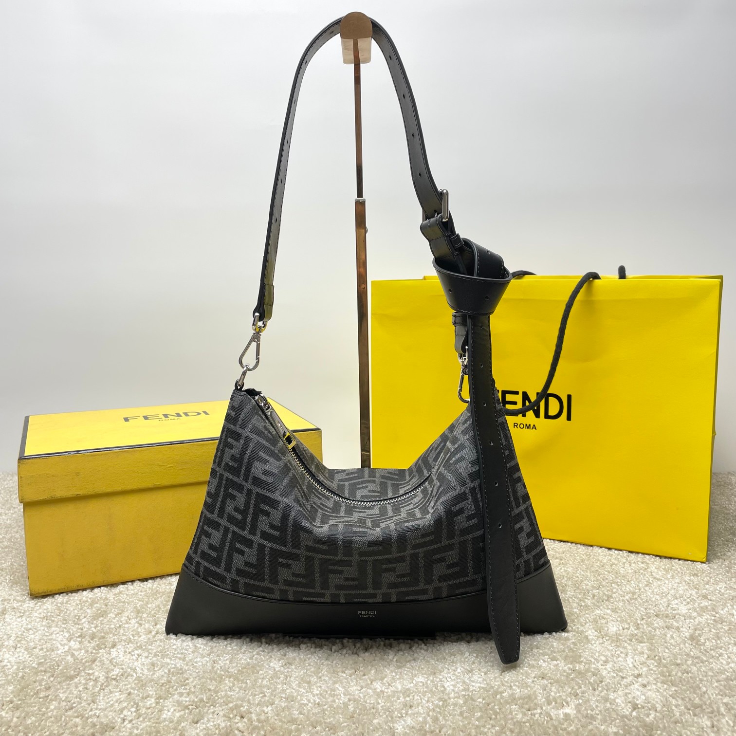 fendi imported top-layer cowhide, the bag body is neatly routed, every detail has been carefully crafted, the clean and tidy workmanship reflects