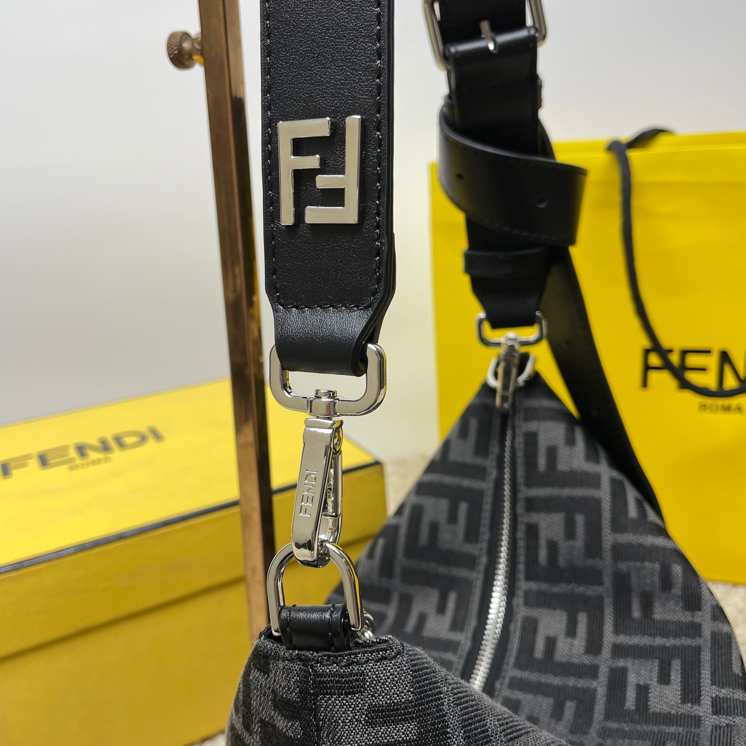 fendi imported top-layer cowhide, the bag body is neatly routed, every detail has been carefully crafted, the clean and tidy workmanship reflects