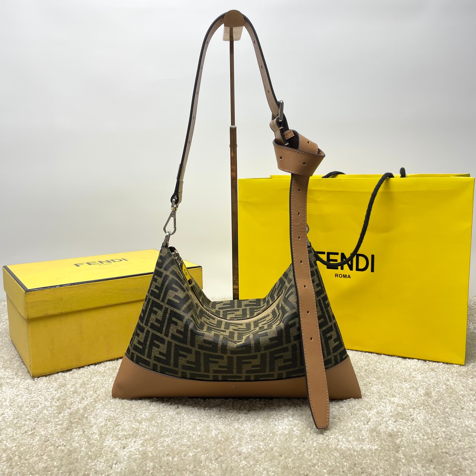 fendi imported top-layer cowhide, the bag body is neatly routed, every detail has been carefully crafted, the clean and tidy workmanship reflects