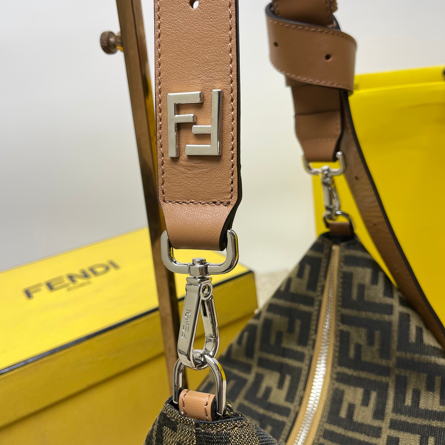 fendi imported top-layer cowhide, the bag body is neatly routed, every detail has been carefully crafted, the clean and tidy workmanship reflects