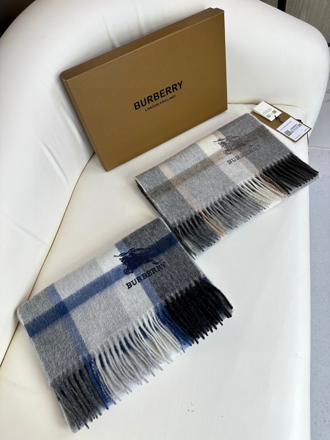 Burberry博柏利 2023 最新款【经典格子战马】男女通用情侣款围巾