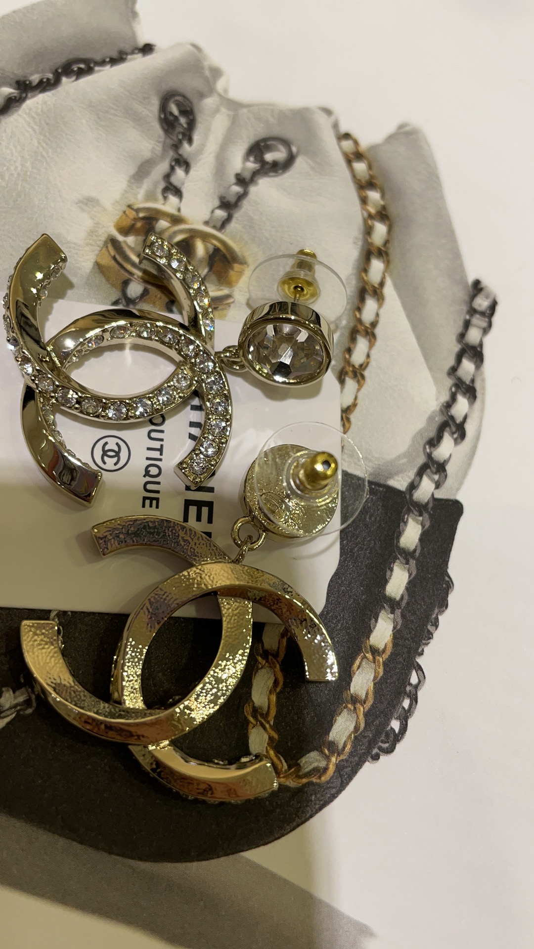 NO:631168,88200, today’s new product, classic double C 23B new large rhinestone twisted double C pendant light gold earrings. The large crystal reflects the charming light, retro and high-end, has a vintage feel. The classic double C model is timeless and is customized in z version. Brass gold-plated material, Swarovski diamonds, earrings, gold plating, Cardia high-end jewelry1986090988200,今日新品经典双C 23B新款大颗水钻扭纹双C吊坠浅金色耳环 大颗水晶折射迷人光芒 复古又高级 很有vintage的感觉 经典双C款不过时 z版定制 黄铜镀金材质 施华洛钻,,earrings,gold plating,卡迪亚高端饰品,Jewelry