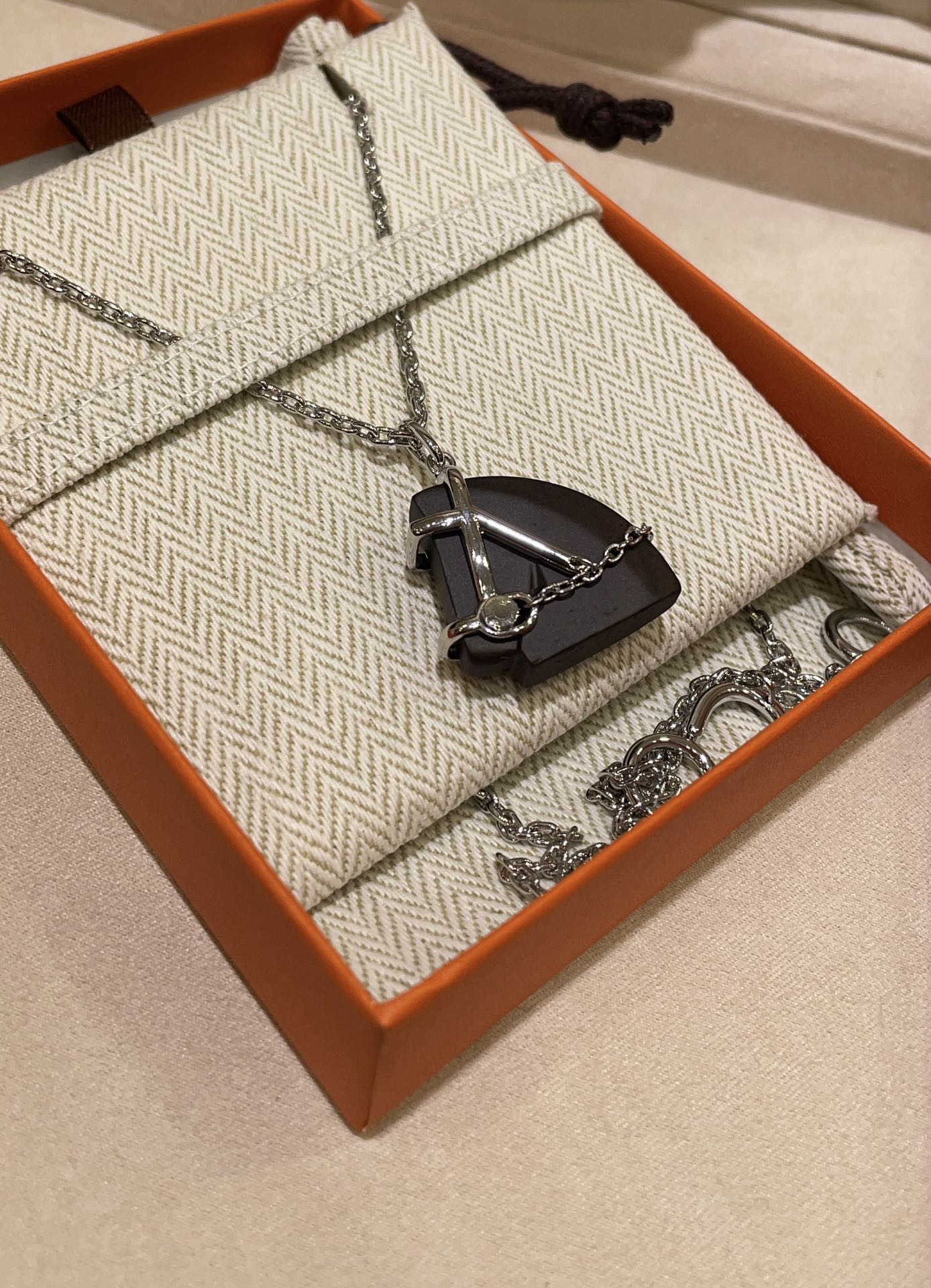 NO:816189,88230, today’s new product purchase yb new Cheval horse head silver necklace. Unisex style design. It looks good on both boys and girls. The simple horse head shape is very artistic. It is cool and fashionable to wear with tee or sweater jacket. Purchased from yb development. Brass material rosewood, hoodie, sweatshirts, jackets & coats, necklace, Cardia high-end jewelry1986090988230,今日新品购入yb 新款Cheval马头银色项链 中性风格的设计 男生女生佩戴都好看 简洁的马头造型极具艺术感 随意搭tee或卫衣外套很酷很时髦 购入yb开发 黄铜材质紫檀木,,hoodie,sweatshirts,jackets & coats,necklace,卡迪亚高端饰品,Jewelry