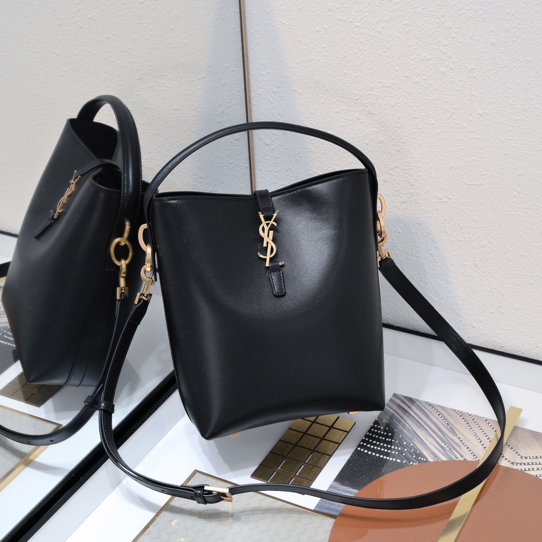 Elegante Bolso de Cubo Saint Laurent en Piel de Becerro Italiana