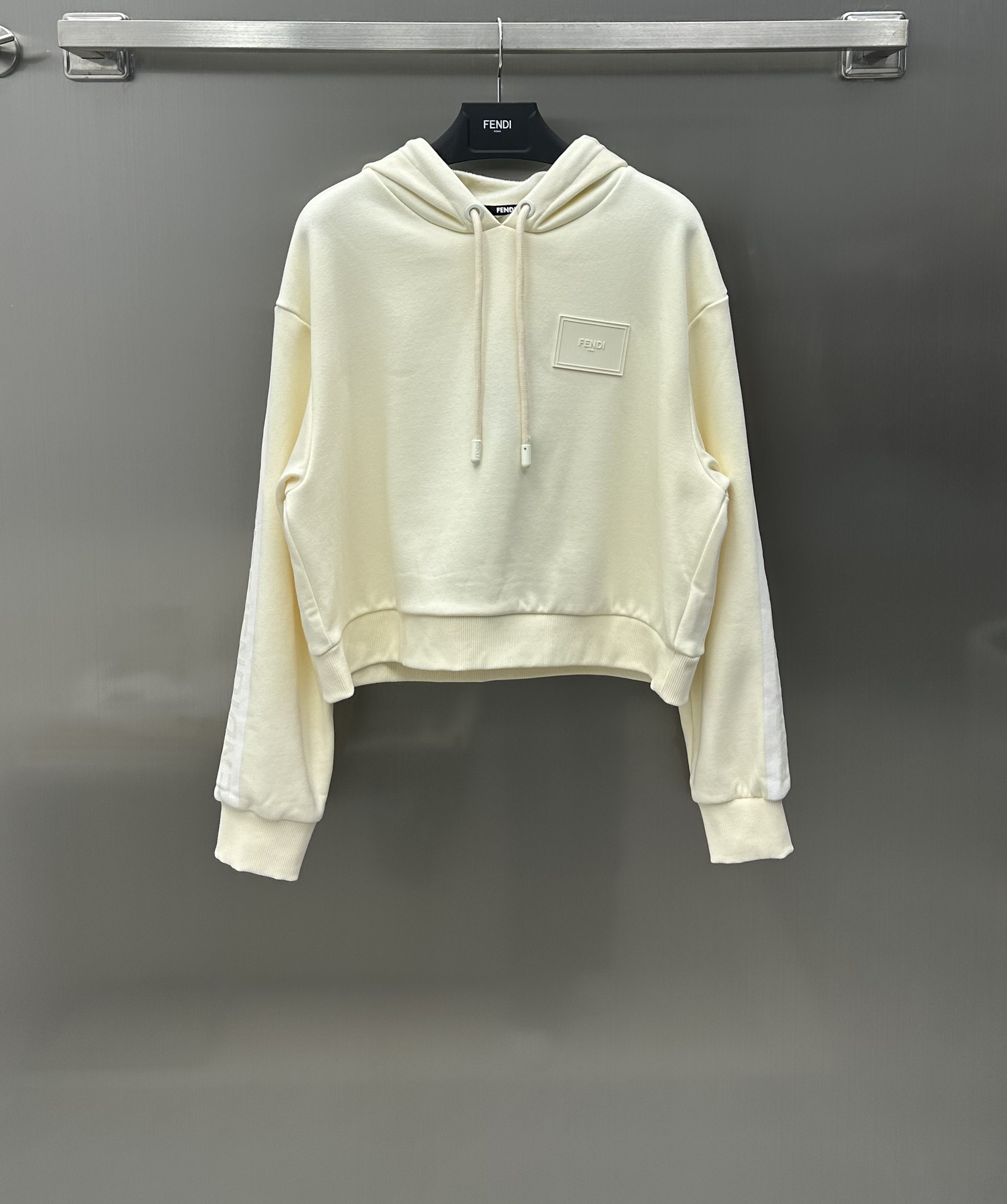 NO:696729,Fend* new product on the shelves, velvet hooded sweatshirt suit customized with YB thickness velvet cotton material, hand-crocheted lettering pattern on both sides as decoration, fashionable retro contrasting colors, making the garment more distinctive. Short hooded casual sweatshirt design, fashionable and slim, paired with jogging trousers, the upper body of the suit is effortless to wear. The letter stamp on the chest of the top embellishes the whole. The hat adjustment rope can adjust the girth of the hat at will. Wear it according to your needs. The back pocket of the jogging trousers echoes the top.  The overall coordination is fashionable, the off-white temperament is high-end, the smoky gray is versatile and slimming, an essential fashionable suit for autumn and winter. Recommended high version 2 colors, fendi, hoodie, sweatshirts, hats,19860909Fend* 新品上架加绒连帽卫衣套装定制YB厚度加绒全棉材质 整体双侧手钩针织字母图案包围装饰 时髦复古的撞色 让成衣更为突出洋气 短款连帽休闲卫衣设计 时髦显瘦 搭配慢跑长裤 套装上身不费力穿搭 上衣胸口字母胶印章仔点缀整体 帽子调节绳可随意调节帽子围度 按照需求穿搭 慢跑长裤后口袋呼应上衣 整体协调时髦 米白色气质显高级 烟灰色百搭显瘦 秋冬必不可少时髦套装 推荐入 高版本2色,,fendi,hoodie,sweatshirts,hats,,Women's clothing