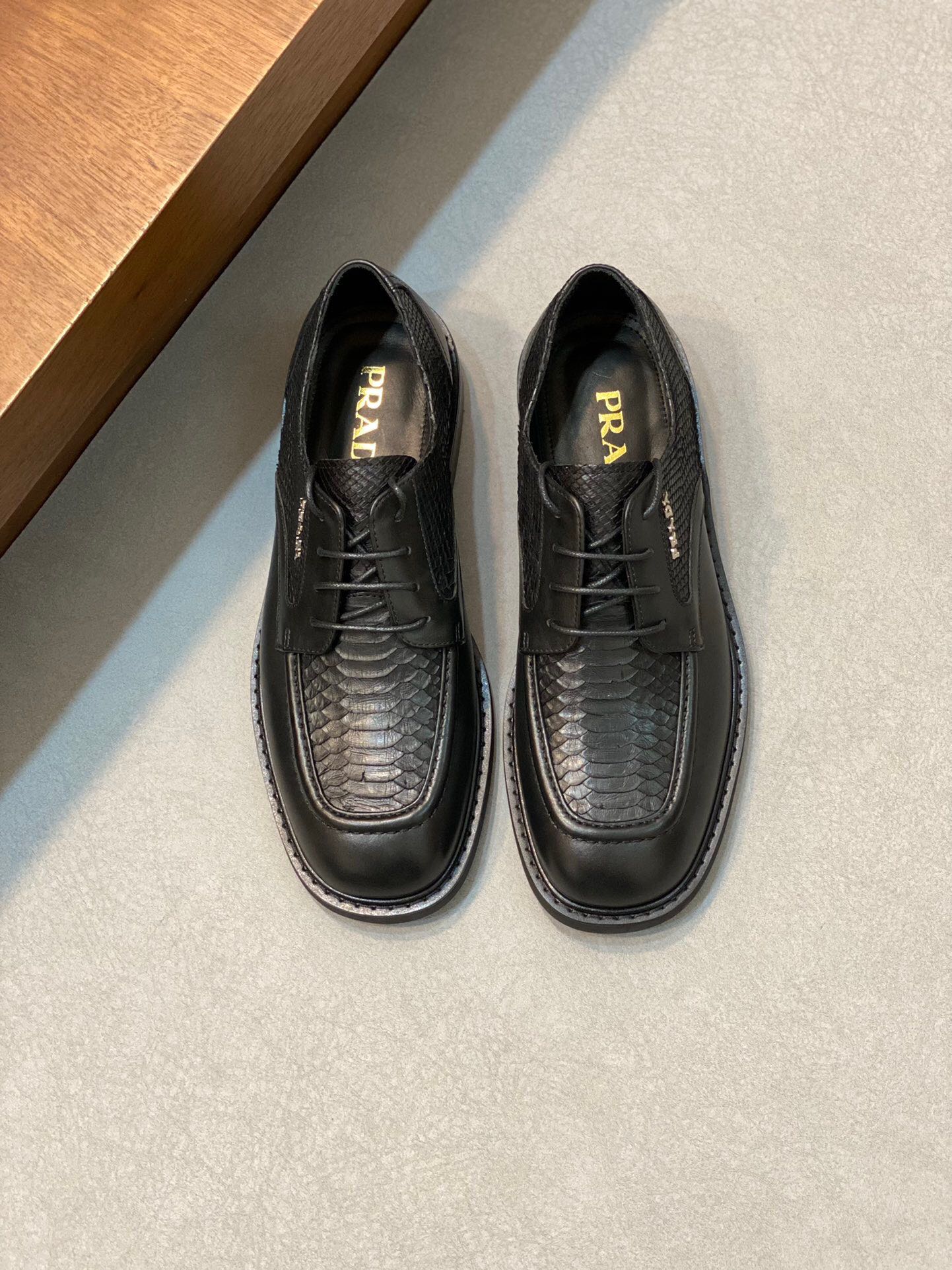 NO:216773,Brand P R A D A Color Original Color Number 39-44 Customized 38.45 Price Material Prada New Model Business Leather Shoes Super Plateau Single Quality Luxury Material Selection Upper is made of imported original cowhide   cowhide inner pure handmade only for comfortable wearing experience original rubber outsole wear-resistant and non-slip, Prada, prada, cowhide19860909品牌P R A D A 颜色原版配色 码数39-44定做38.45 价格 材质普拉达新款 商务皮鞋超高原单品质奢华选材鞋面采用进口原版牛皮 牛皮内里纯手工打造只为舒适的穿着体验原版橡胶大底 耐磨防滑,普拉达,prada,cowhide,Men's shoes