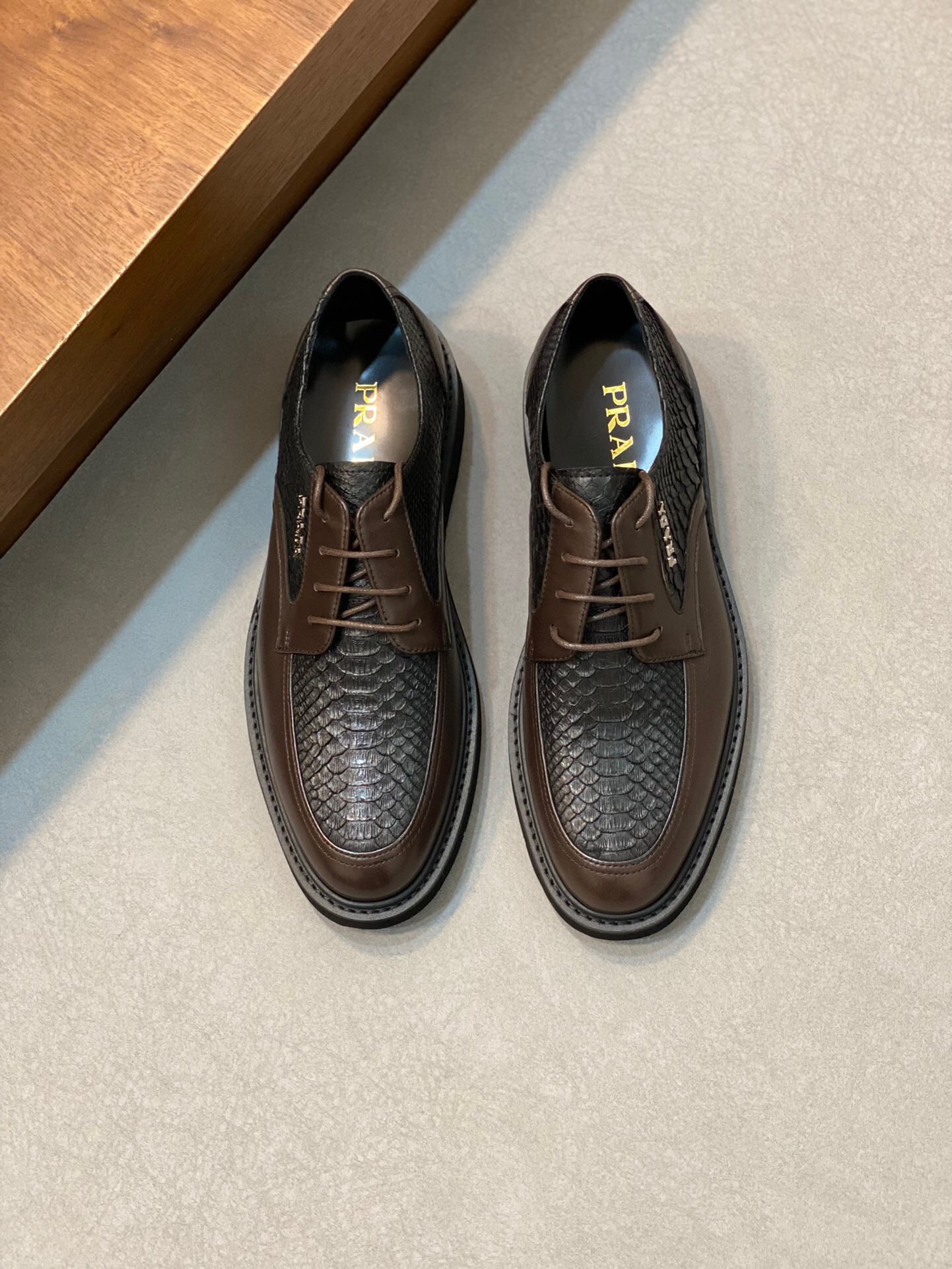 NO:216728,Brand P R A D A Color Original Color Number 39-44 Customized 38.45 Price Material Prada New Model Business Leather Shoes Super Plateau Single Quality Luxury Material Selection Upper is made of imported original cowhide   cowhide inner pure handmade only for comfortable wearing experience original flower bubble sole wear-resistant and non-slip, Prada, prada, cowhide19860909品牌P R A D A 颜色原版配色 码数39-44定做38.45 价格 材质普拉达新款 商务皮鞋超高原单品质奢华选材鞋面采用进口原版牛皮 牛皮内里纯手工打造只为舒适的穿着体验原版花泡大底 耐磨防滑,普拉达,prada,cowhide,Men's shoes