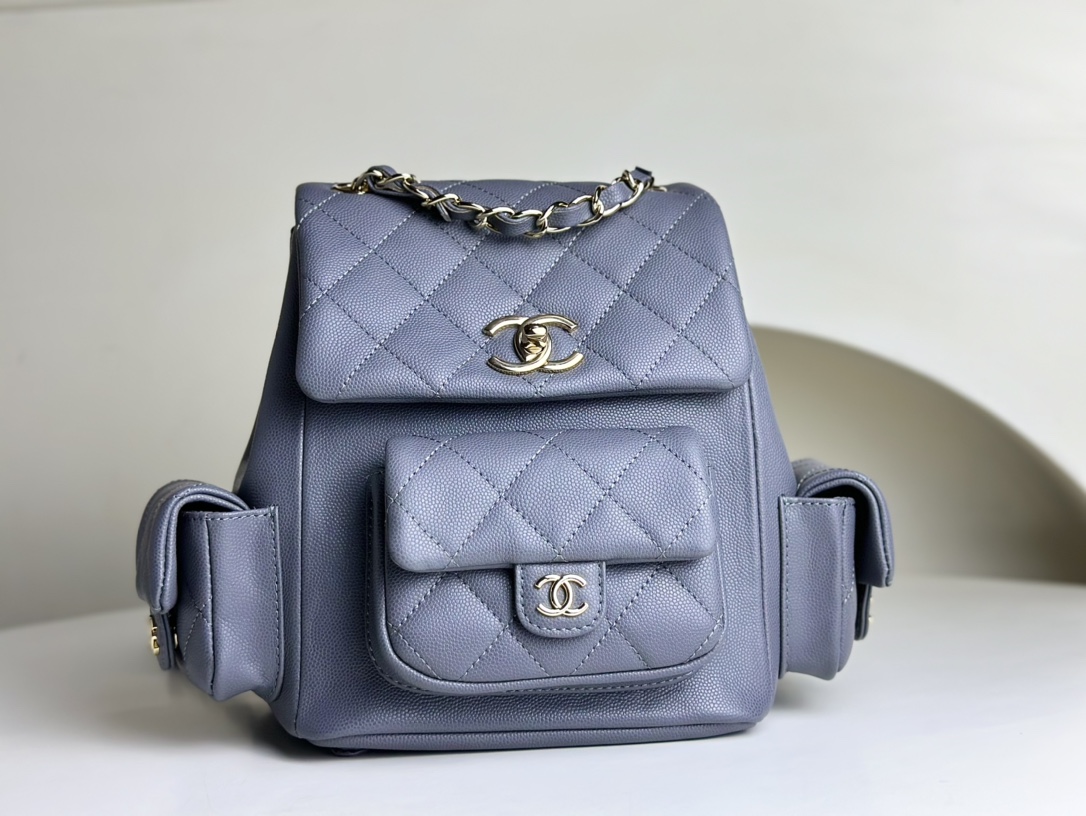 CHANEL Italian calfskin 23k small backpack. Although it looks like a dynamite bag at first glance, it is still cute in person. The small pockets