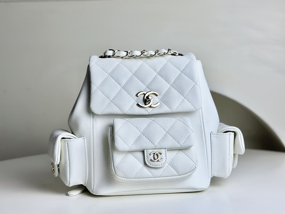 CHANEL Xiaoxiang Italian calfskin 23k small backpack. Although it looks like a dynamite bag at first glance, it is still cute in person. The smal