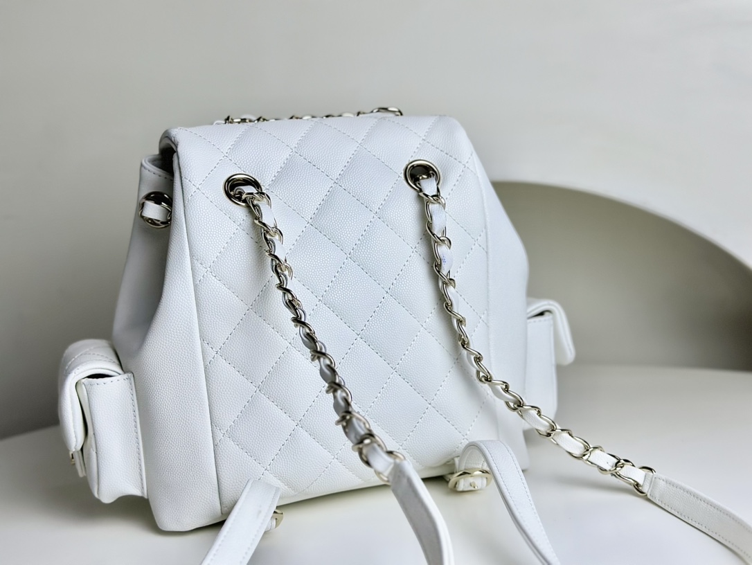 CHANEL Xiaoxiang Italian calfskin 23k small backpack. Although it looks like a dynamite bag at first glance, it is still cute in person. The smal