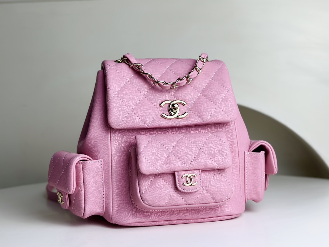 CHANEL 23k small backpack. Although it looks like a dynamite bag at first glance, it is still cute in real life. The small pockets on both sides