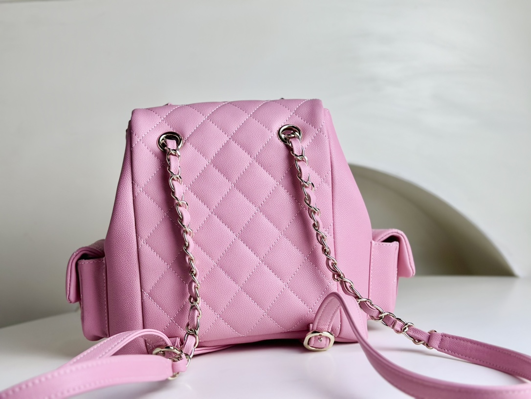 CHANEL 23k small backpack. Although it looks like a dynamite bag at first glance, it is still cute in real life. The small pockets on both sides