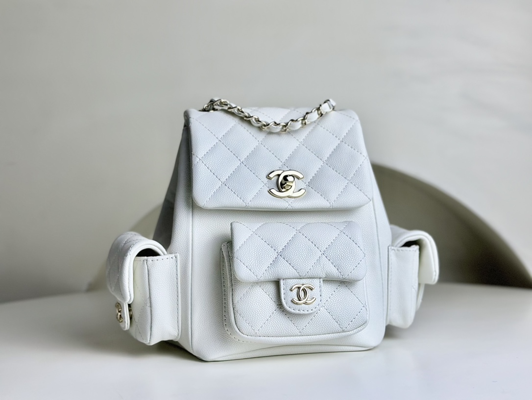 CHANEL Italian calfskin 23k small backpack. Although it looks like a dynamite bag at first glance, it is still cute in real life. The small pocke