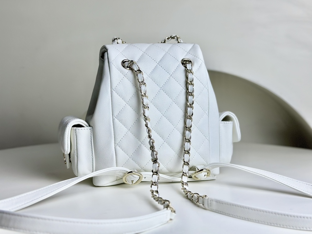 CHANEL Italian calfskin 23k small backpack. Although it looks like a dynamite bag at first glance, it is still cute in real life. The small pocke