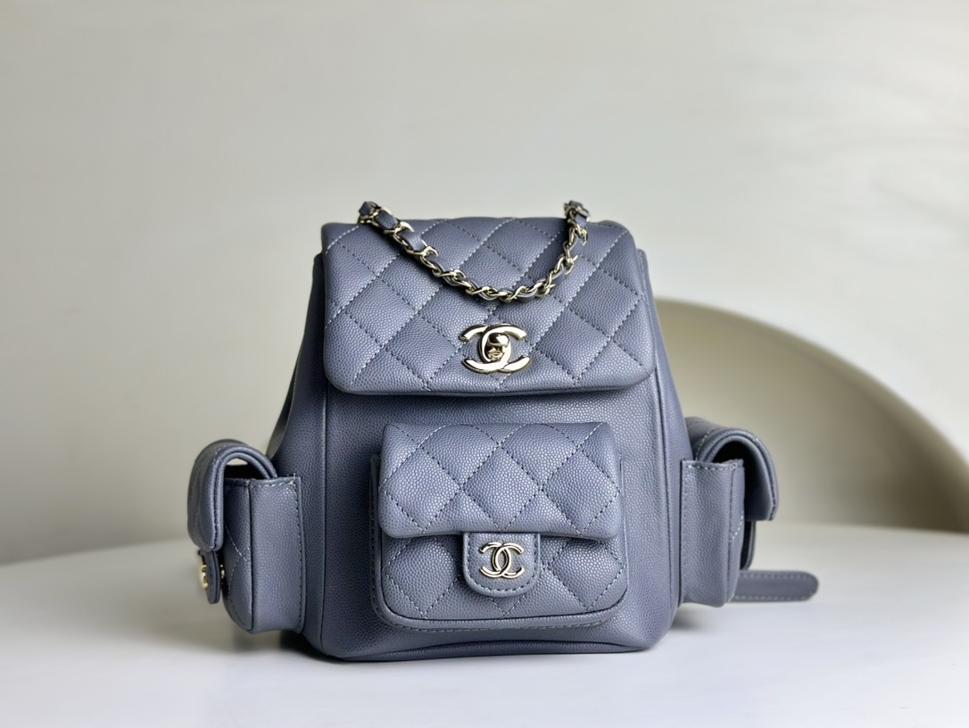 CHANEL 23k small backpack. Although it looks like a dynamite bag at first glance, it is still cute in real life. The small pockets on both sides