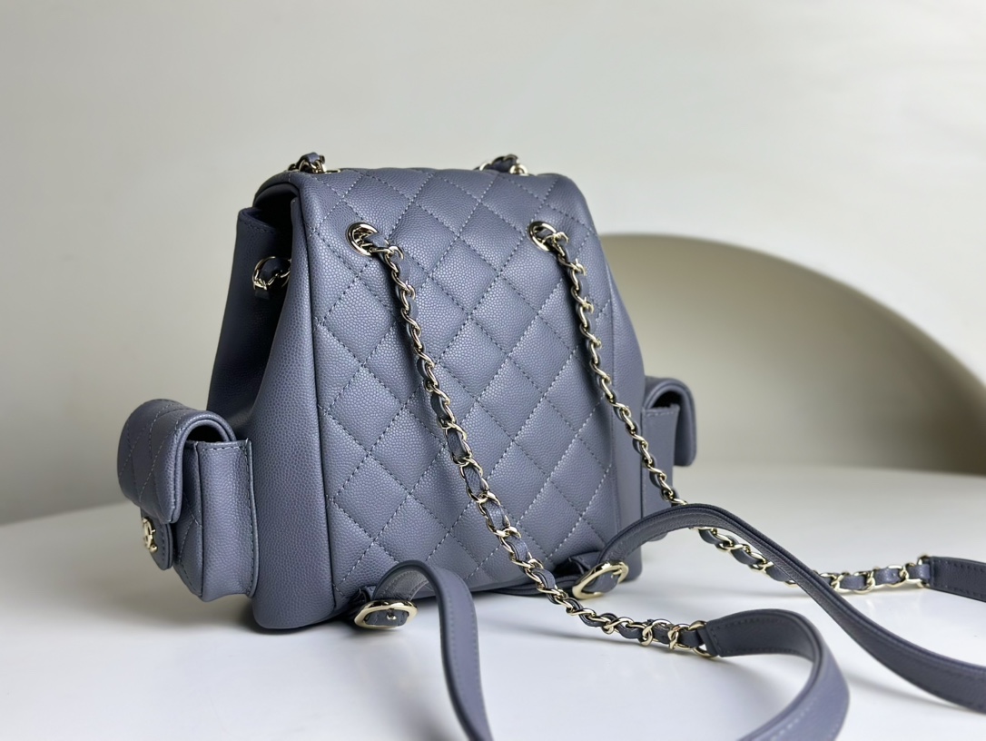 CHANEL 23k small backpack. Although it looks like a dynamite bag at first glance, it is still cute in real life. The small pockets on both sides