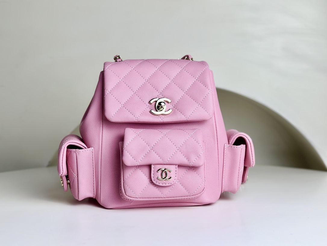 CHANEL 23k small backpack. Although it looks like a dynamite bag at first glance, it is still cute in real life. The small pockets on both sides