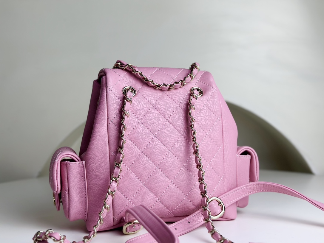 CHANEL 23k small backpack. Although it looks like a dynamite bag at first glance, it is still cute in real life. The small pockets on both sides