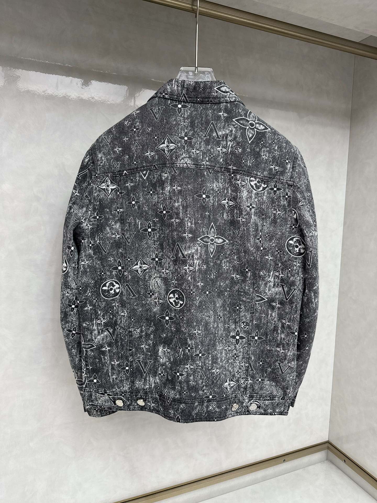 LV🔥ss秋冬新款爆款牛仔外套,,经典款式设计,款式新颖,耐穿舒适不易变形,版型修身时尚,上身效果超赞,码数M-3XL 3