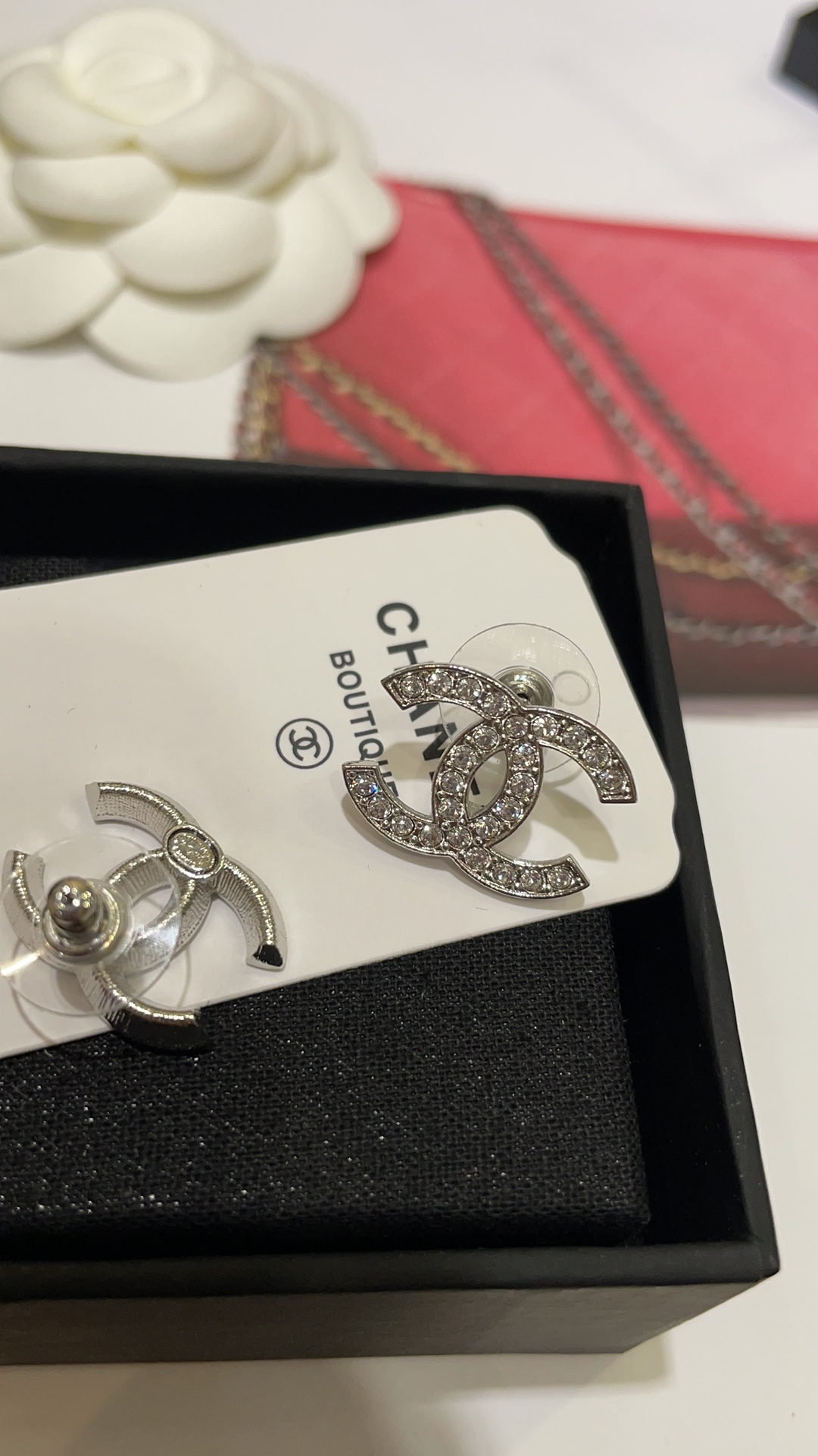 NO:721176,88180, Basic silver color arrived today. 23K new rhinestone double C silver stud earrings. Classic double C that can be matched with any face shape or skin color. Super cute and fashionable for daily wear. Z version custom developed. Swarovski diamond material, Cartier high-end jewelry.1986090988180,今日到货基础款银色 23K新款水钻双C银色耳钉 百搭不挑脸型不挑肤色的经典双C 日常佩戴闪闪的超可爱时髦感满分 z版定制开发 施华洛钻材质,,卡迪亚高端饰品,Jewelry