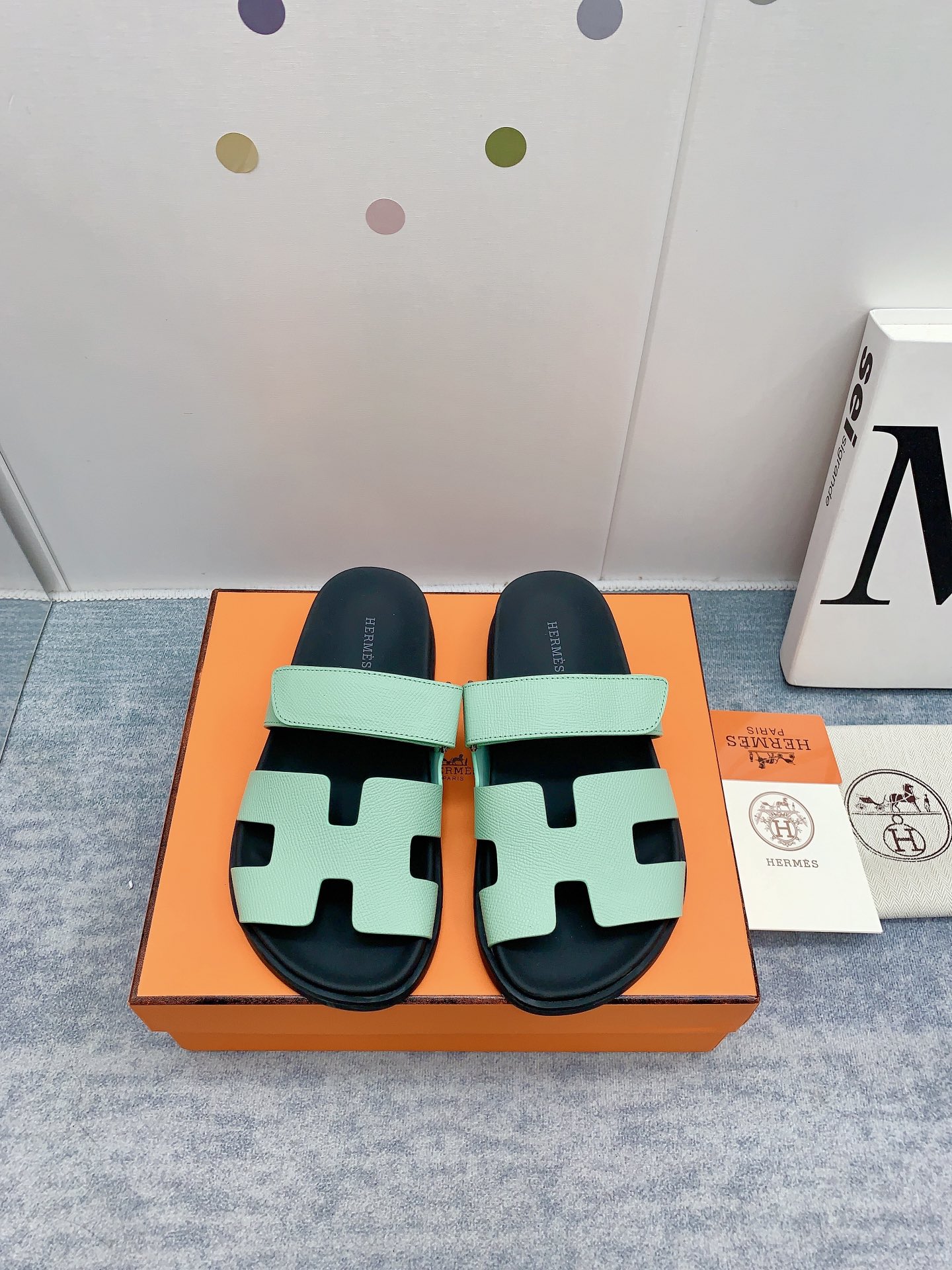 NO:546226,Women's men's model (top version) H home 25 autumn and winter new model HERME*S couple's second uncle shoes that are popular recently - sandals, paired with various colorful socks, it is very fashionable. Imported calfskin upper imported, water-dyed cow lining, outsole Tpu non-slip wear-resistant, sizes for women 34-41 men 39-46 (women 34.40.41 men 45.46 customized, no return or replacement), slippers, hermes, sandals, slippers, cowhide, socks19860909女款男款（顶级版本） H家 25秋冬新款 HERME*S最近火到不行的情侣款二舅鞋- 凉鞋,搭配各种彩色袜子,潮爆了 鞋面进口小牛皮 内里进口水染牛里 大底Tpu防滑耐磨大底 码数女34-41男39-46（女34.40.41男45.46定做不退不换）,拖鞋,hermes,sandals,slippers,cowhide,socks,Women's Shoes