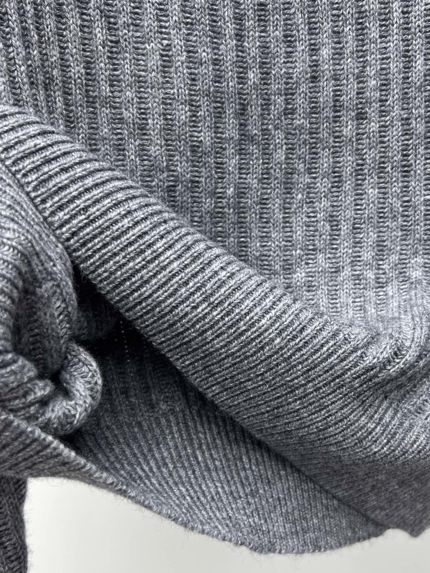 BrunelloCucinell*闪耀领圈羊绒毛衣璀璨效果羊绒罗纹V领毛衣经典罗纹针织增强了毛衣的包裹与