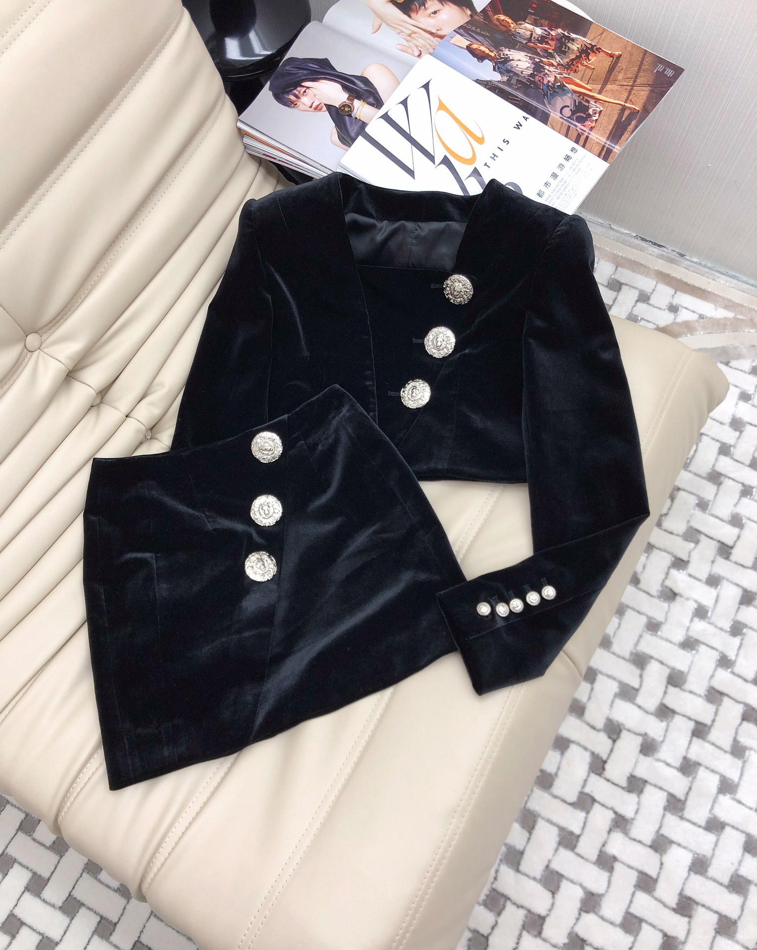 NO:625736,New!  New fall and winter style square collar shoulder pad velvet short coat high waist skirt suit!  This year's super popular girl group style, the design makes the upper body look longer, looks good and easy to match, and has a girly look. It is a short jacket with exquisite buttons and an American retro style!  Exclusively available from stock!  Suit size SML Suit size SML,,skirts,jackets & coats,jackets & coats,alexander wang19860909上新！秋冬新款 方领垫肩丝绒短款外套高腰半裙套装！今年超火的女团风,设计上身显腿长 好看又好搭,少女感拉满的一款,短款夹克外套 精致纽扣 美式复古风拉满！独家现货供应！套装码数SML 套装码数SML,,skirts,jackets & coats,jackets & coats,alexander wang,Women's clothing