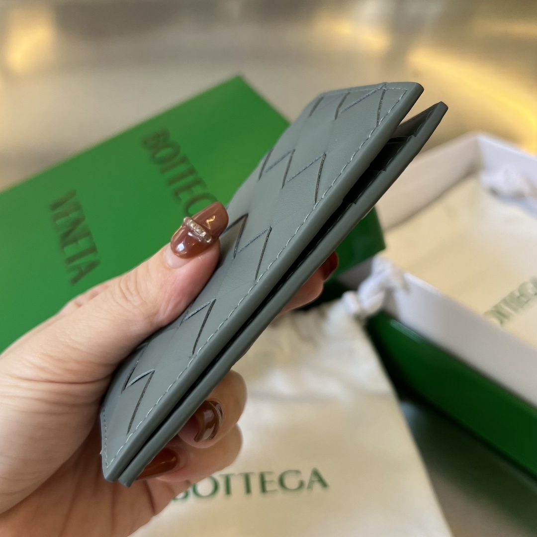 B家新款中编格卡包592619卡包是所有人群必不可少的随身带包身由牛皮制成质感柔滑她拥有6个卡槽位置中间