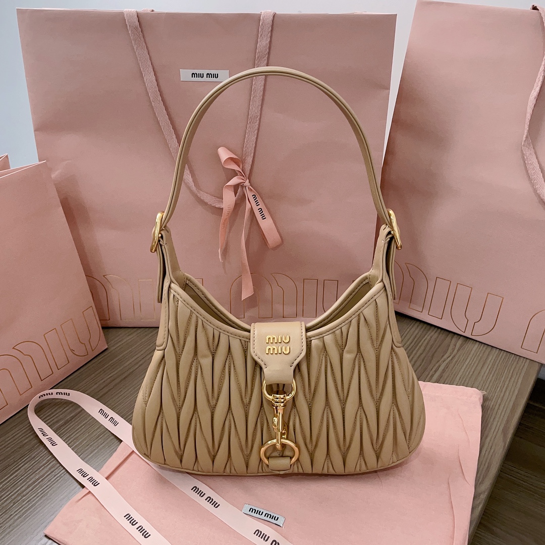 P880 Rosa empolvado 💋5BC157#🆕🆕🆕Nuevo bolso hobo de MiuMiu, clásico Matelasse de piel de cordero, con patrón de jacq…