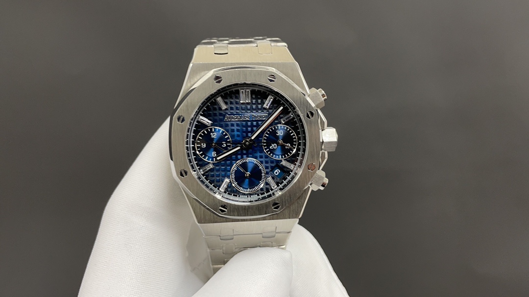 NO:391925,Audemars Piguet Royal Oak Series 26715BC.ZZ.1356BC.01. 38mm Size 1:1 Currently, the highest mechanical movement version is the authentic one!  mechanical!  Don't spend money on quartz!  AP Royal Oak Series chronograph watches, truly one-to-one original reproduction, all dials are carefully created and developed with original authentic dial templates, and the flash sale market is not suitable for high imitation. Everyone is welcome to identify them. At present, in one of the popular markets at home and abroad, the price of genuine products is difficult to find, and the second-hand market has risen to 50W, which is quite valuable and value-added. You can buy them. Each model is literally the original authentic substitute level. It took a full year and 3 months to develop the color. In order to ensure that everyone can buy the most cost-effective watch with the least money 1 The case material is imported 316 stainless steel, with ultra-high fine grinding and wire drawing technology, and detailed processing!  The dead corners are hand-drawn, and the hardware accessories at each position are polished to keep the original consistent. The technical breakthrough has made the shells interchangeable. 2 The ring port adopts high-gloss polishing and original manual inlaying techniques to ensure that 32 brightly cut diamonds are consistent in size and arranged neatly. 3 Each literal is an original substitute dial, which is not comparable to high imitations on the market. The original mold opening font nails and pointers are most worth cherishing. The dial is integrated into one and truly restores the authentic effect. It is not divided into two layers in the market, and it is not shining!  4 Assemble the movement, accurate and stable light when moving, audemars19860909爱彼Audemars piguet 皇家橡树系列26715BC.ZZ.1356BC.01. 38mm尺寸1:1 目前最高机械机芯版本正品是机械！机械！不要花冤枉钱买了个石英！ AP皇家橡树系列计时腕表、真正一比一原版复刻,所有表盘都以原装正品表盘模版精心打造开发出来,秒杀市场不对版高仿,欢迎大家来鉴别.目前在国内外热门之一市场正品一表难求,二手市场价格已经上升到50W幅度相当保值增值款,能买到就赚到.每一款字面都是原装正品代用级别,从开发面对颜色整整花了1年3个月时间,为了保证大家花最少的钱就能买最划算的表款 1 表壳材质属进口316精钢,超高精细打磨拉丝工艺,细节处理！死角位进行手工拉丝,各个位置五金配件打磨保持原装一致,打造技术性攻破已做到壳可正品互换. 2 圈口采用高光抛光加原装人工镶嵌手法,保证32颗明亮切割美钻大小一致,排列整齐 3 每一款字面都是原装代用级表盘,非市场上高仿所能比拟,原装开模字钉和指针最值得珍惜是表盘一体成型真正还原正品效果,非市场分二层,没光泽！ 4 装配机芯,走时精准稳定光,,audemars,Watch