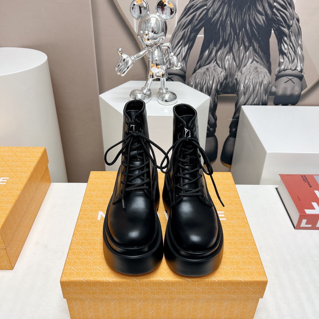 NO:577460,: 'Exclusive top version' nakedwolf*23vs the latest fashion show in autumn, sky-high platform fashion boots series...[Thick-soled platform lace-up short boots] nakedwolf*e Ned Wolf*e is a London fashion designer brand with the famous logo of the wolf head. It enjoys a high reputation in the luxury goods industry and is famous for its thick and stiff design. It is committed to creating bold and avant-garde shoes. This fashion boot is the master of the Ned Wolf family. The original model is opened and 1:1 details are restored... Upper: Original customized cowhide Lining: Customized sheepskin Foot pads: Customized sheepskin Outsole: Customized rubber sole Heel height: 6cm Size: 35-39 (40 customization is non-returnable) Packaging: Original full set of packaging Color: black, boots, boots, cowhide, sheepskin19860909:《独家顶级版本》 nakedwolf*23vs秋季最新秀场恨天高防水台时装靴系列……【松糕厚底系带短靴】 nakedwolf*e 耐德·沃夫是一家伦敦时装设计师品牌,狼头的知名标识,在奢侈品界享有盛誉,以厚实而挺括的设计著称,致力于打造大胆前卫的鞋履,这一款时装靴更是耐得·沃夫家族中的集大成者,原版开模,1:1细节还原…… 鞋面:原版定制牛皮 内里:定制羊皮 垫脚:定制羊皮 大底:定制橡胶底 跟高:6cm 码数:35-39（40定制不退换） 包装:原版全套包装 颜色:黑色,靴子,boots,cowhide,sheepskin,Women's Shoes