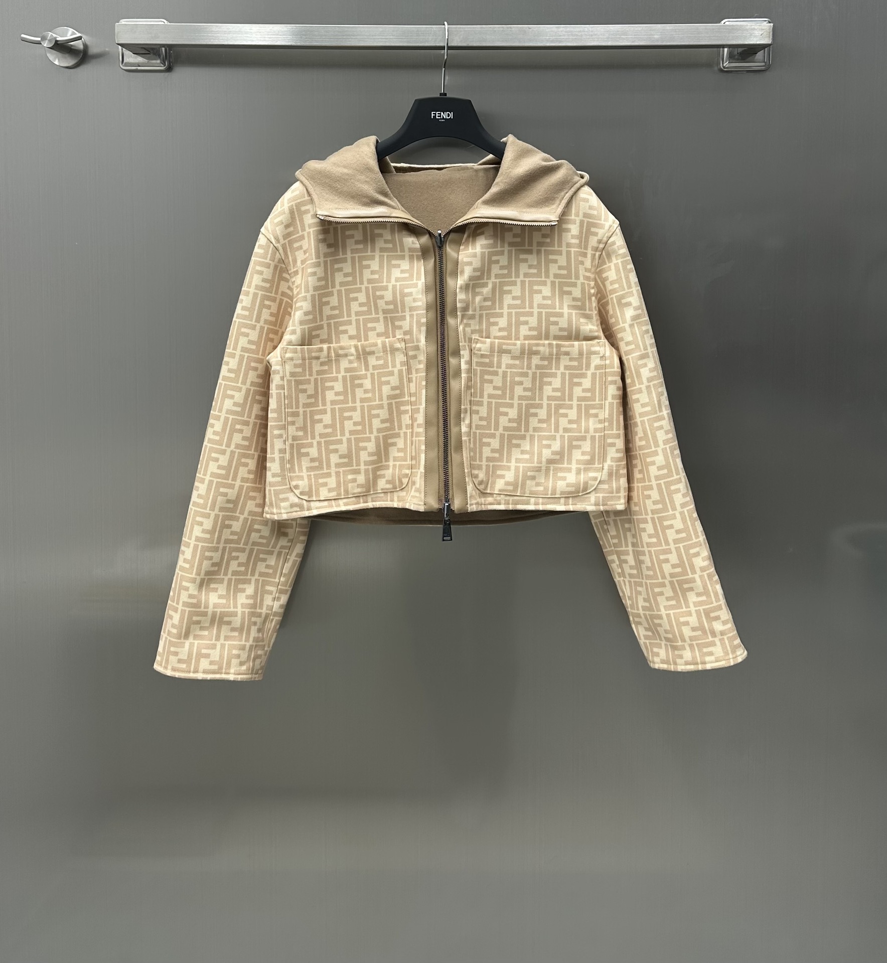 NO:696725,Fend* New arrivals. Hooded double-faced woolen jacket made of custom-made imported woolen fabrics. It follows the dual-wear design concept. One side is fully printed with old flowers and the other side is solid wool. It is in good condition. The short hooded jacket is cut fashionable and makes you look taller and slimmer. A very stylish double-sided woolen jacket. The upper body is comfortable and fashionable. Paired with wide-leg pants, it is comfortable to go out on the street. It can be worn on both sides. Black is versatile and fashionable. Khaki has a calm temperament. Both are colors that will show whiteness. Highly recommended.  High version 2 colors,,fendi,jackets & coats,jackets & coats,hats,19860909Fend* 新品上架连帽双面羊毛呢外套定制进口羊毛呢材质 沿用两穿设计理念 一面老花满印 一面纯色羊毛呢 品相十足 短款连帽夹克剪裁 时髦又显高显瘦 非常洋气的一款双面尼外套 上身舒适时髦 搭配阔腿裤 舒服出街 两面穿 黑色百搭时髦 卡其沉稳气质 两个都是会显白的颜色 重磅推 高版本2色,,fendi,jackets & coats,jackets & coats,hats,,Women's clothing