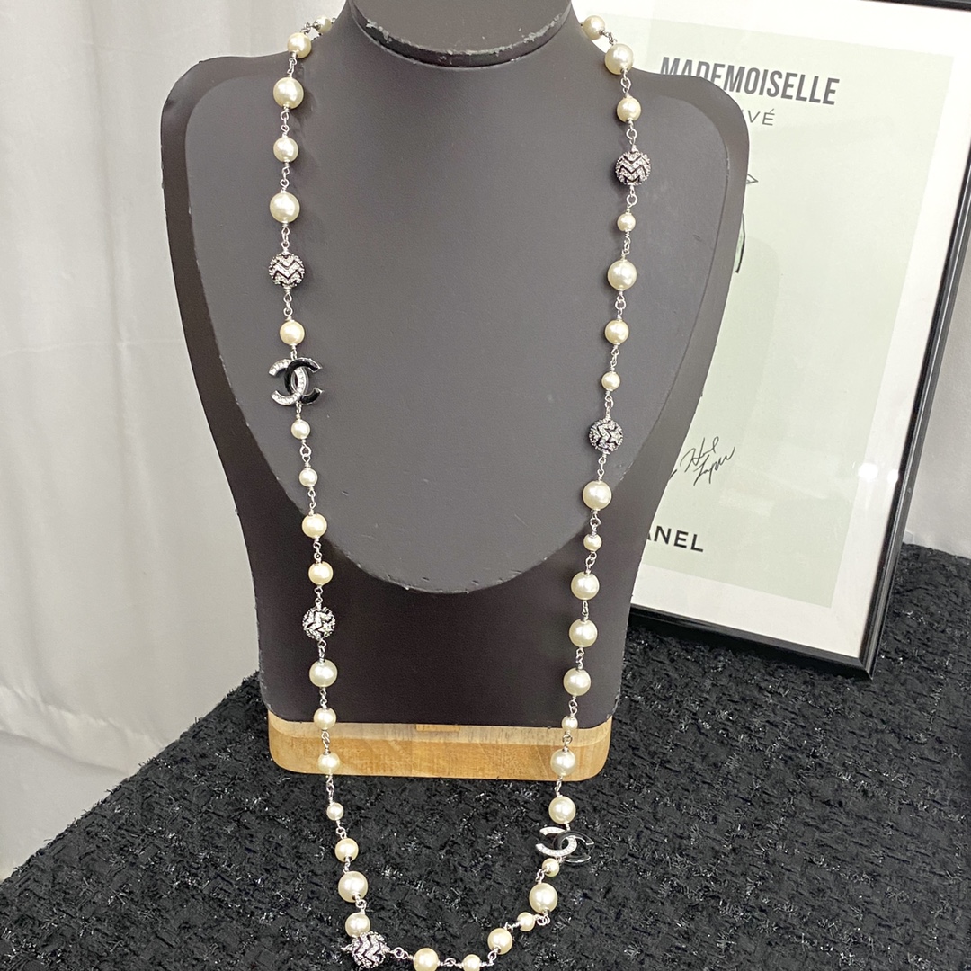 Chanel Necklace with White Pearls and Crystal CC Logo, Elegant Sweater Chain 3 i1697950217 2522 1