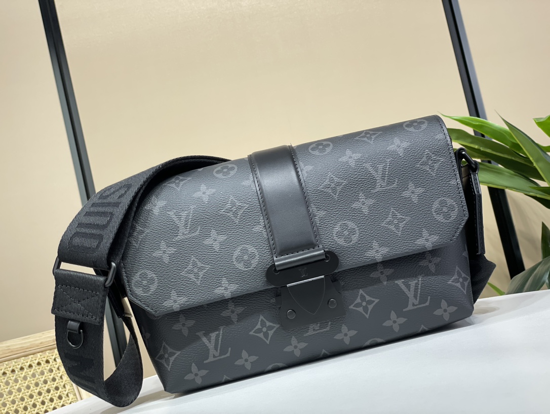 Louis Vuitton 23 Purchasing Special S-Cape LV Messenger Bag M46794 Black Flower Presbyopic Style