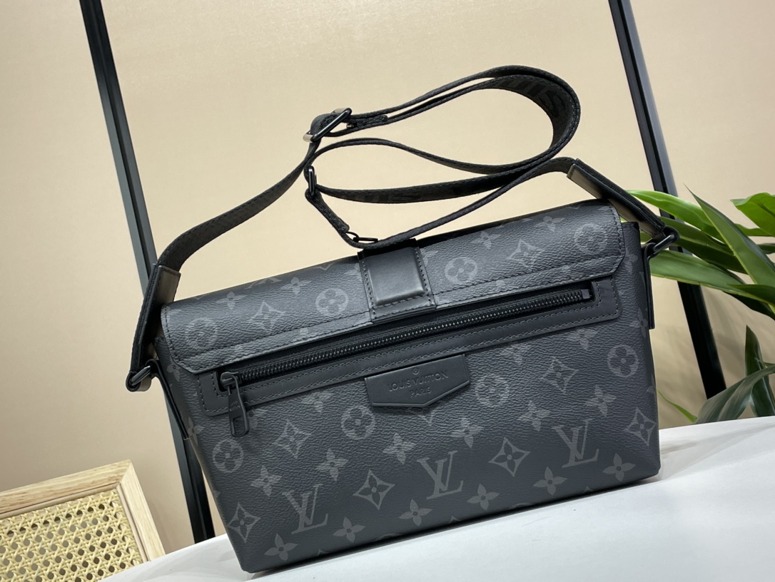 Louis Vuitton 23 Purchasing Special S-Cape LV Messenger Bag M46794 Black Flower Presbyopic Style