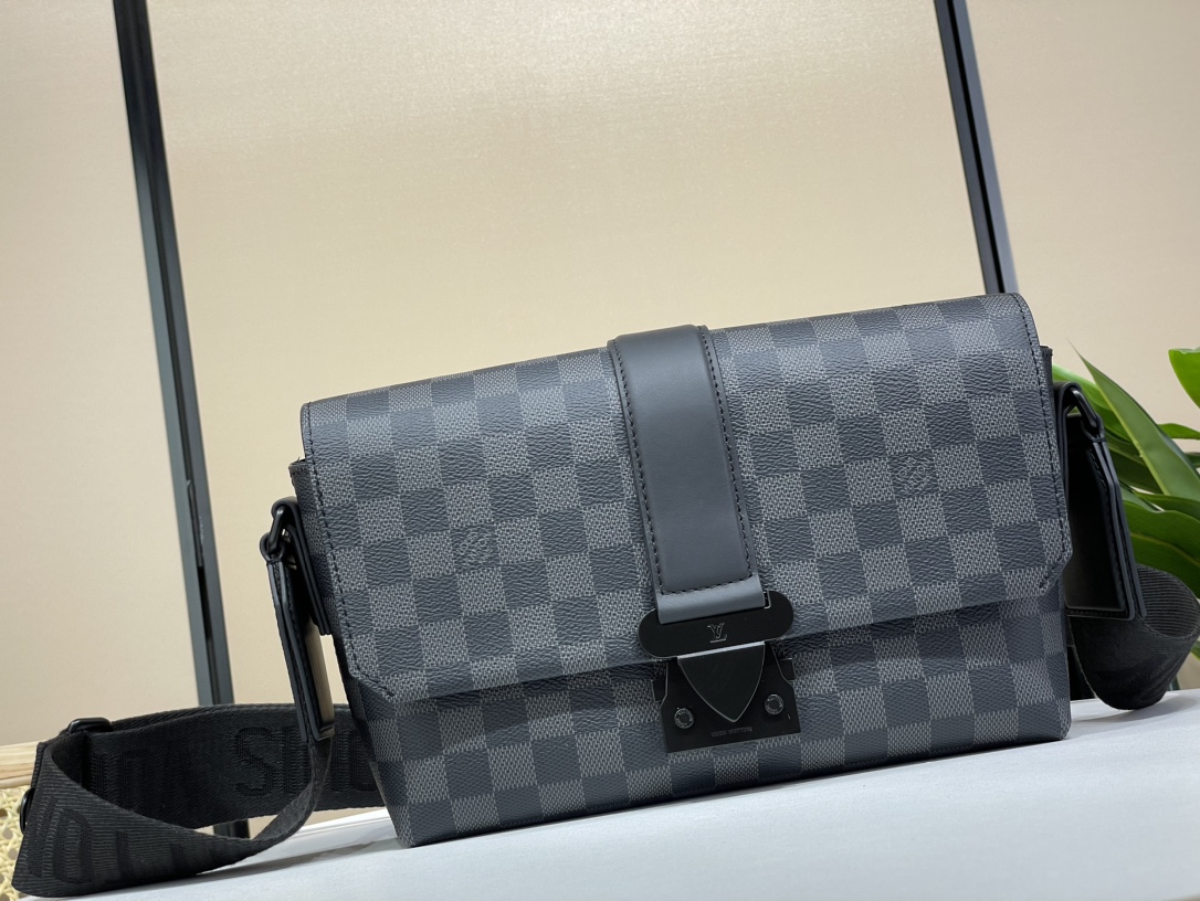 Louis Vuitton LV S-Cape messenger bag