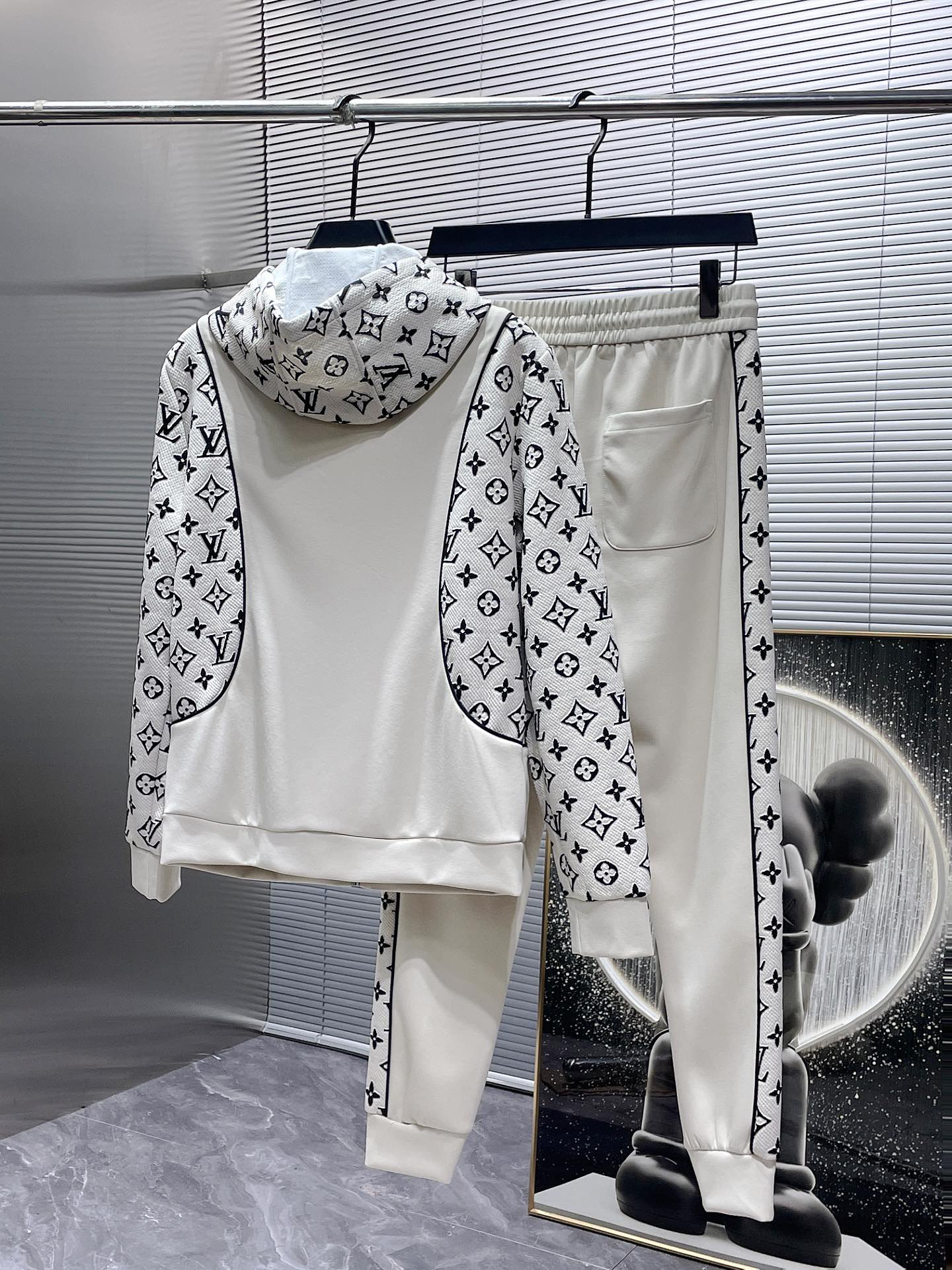 NO:135380,Louis Vuitton LV 2025ss autumn and winter new cardigan jacket casual pants trousers suit, high-end version!  Customized fabrics for counters are breathable and comfortable, with impeccable details, and the brand element design concept reflects high quality. The feel is delicate and soft!  It is casually cut, with a great upper body style!  Code number M-3XL, louis vuitton,louis vuitton,jackets & coats,alexander wang19860909路易威登 LV 2025ss秋冬新款 开衫 外套 休闲裤 长裤 套装,高端版本！专柜定制面料 透气舒适度高,细节无可挑剔,品牌元素设计理念,体现高品质.手感细腻柔软！呈现休闲裁剪,上身版型超赞！码数M-3XL,,louis vuitton,louis vuitton,jackets & coats,alexander wang,Men's clothing