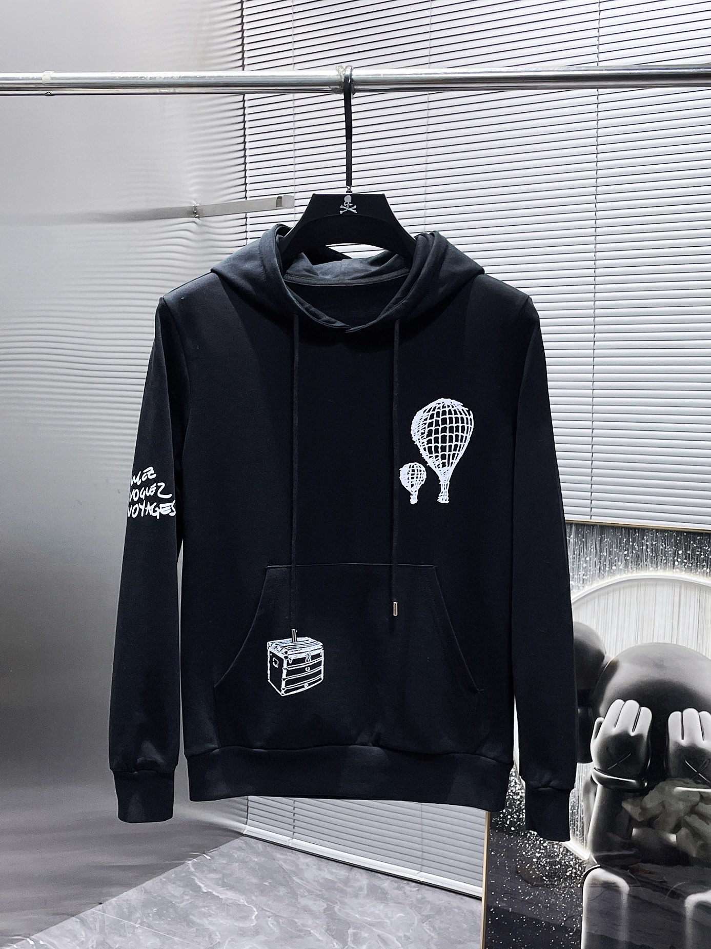 NO:135401,Louis Vuitton LV 2025ss new model long-sleeved hooded sweatshirt, high-end version!  Customized fabrics for counters are breathable and comfortable, with impeccable details, and the brand element design concept reflects high quality. The feel is delicate and soft!  It is casually cut, with a great upper body style!  Code number M-3XL, louis vuitton,louis vuitton,hoodie,sweatshirts,hats,alexander wang19860909路易威登LV 2025ss新款 长袖 连帽 卫衣,高端版本！专柜定制面料 透气舒适度高,细节无可挑剔,品牌元素设计理念,体现高品质.手感细腻柔软！呈现休闲裁剪,上身版型超赞！码数M-3XL,,louis vuitton,louis vuitton,hoodie,sweatshirts,hats,alexander wang,Men's clothing