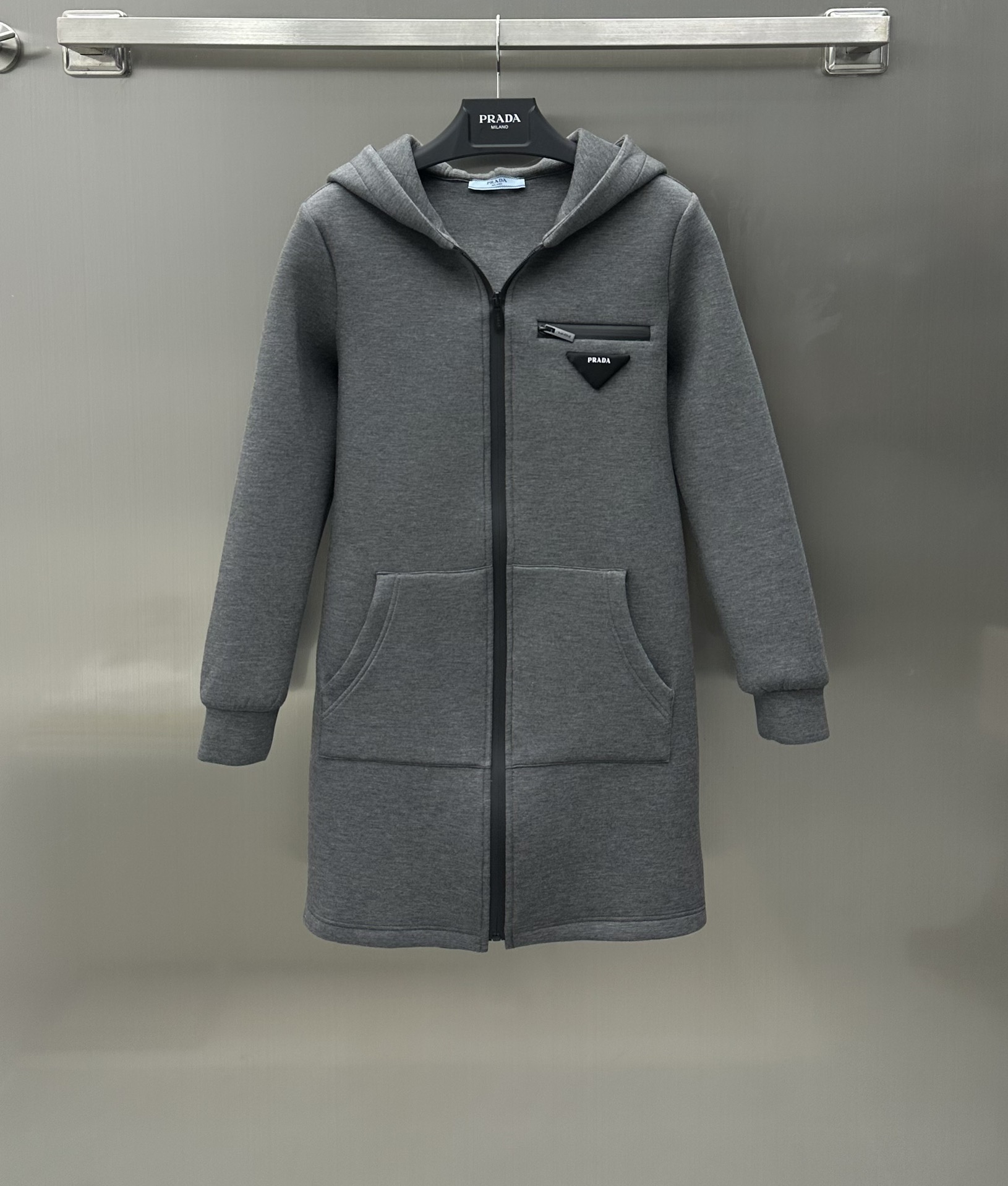 NO:696722,Prad* New arrivals. Hooded zipper sweatshirt made of thick air cotton made of YB. Hooded long-sleeved zipper sweatshirt cut. Stiff and stylish. The upper body is skin-friendly and comfortable. Decorated with triangle logo on the chest pocket. Simple and elegant. Can be worn inside or outside. Can also be worn as a jacket. Multi-wear. A must-have basic item. Looks slim but not unattractive. Fashionable and Western-style. High version 2 colors, prada, hoodie, sweatshirts, skirts, jackets.  & coats,hats,19860909Prad* 新品上架连帽拉链卫衣裙定制YB厚感空气棉材质 连帽长袖拉链卫衣裙剪裁 挺括有型 上身亲肤舒适 饰以胸前口袋三角标装饰 简约大气 内搭外穿都 也可当外套穿搭 一衣多穿 必入的基础单品 显瘦不挑人 时髦洋气  高版本2色,,prada,hoodie,sweatshirts,skirts,jackets & coats,hats,,Women's clothing