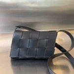Bottega Veneta BV Cassette Handbags Crossbody & Shoulder Bags Black Weave Unisex