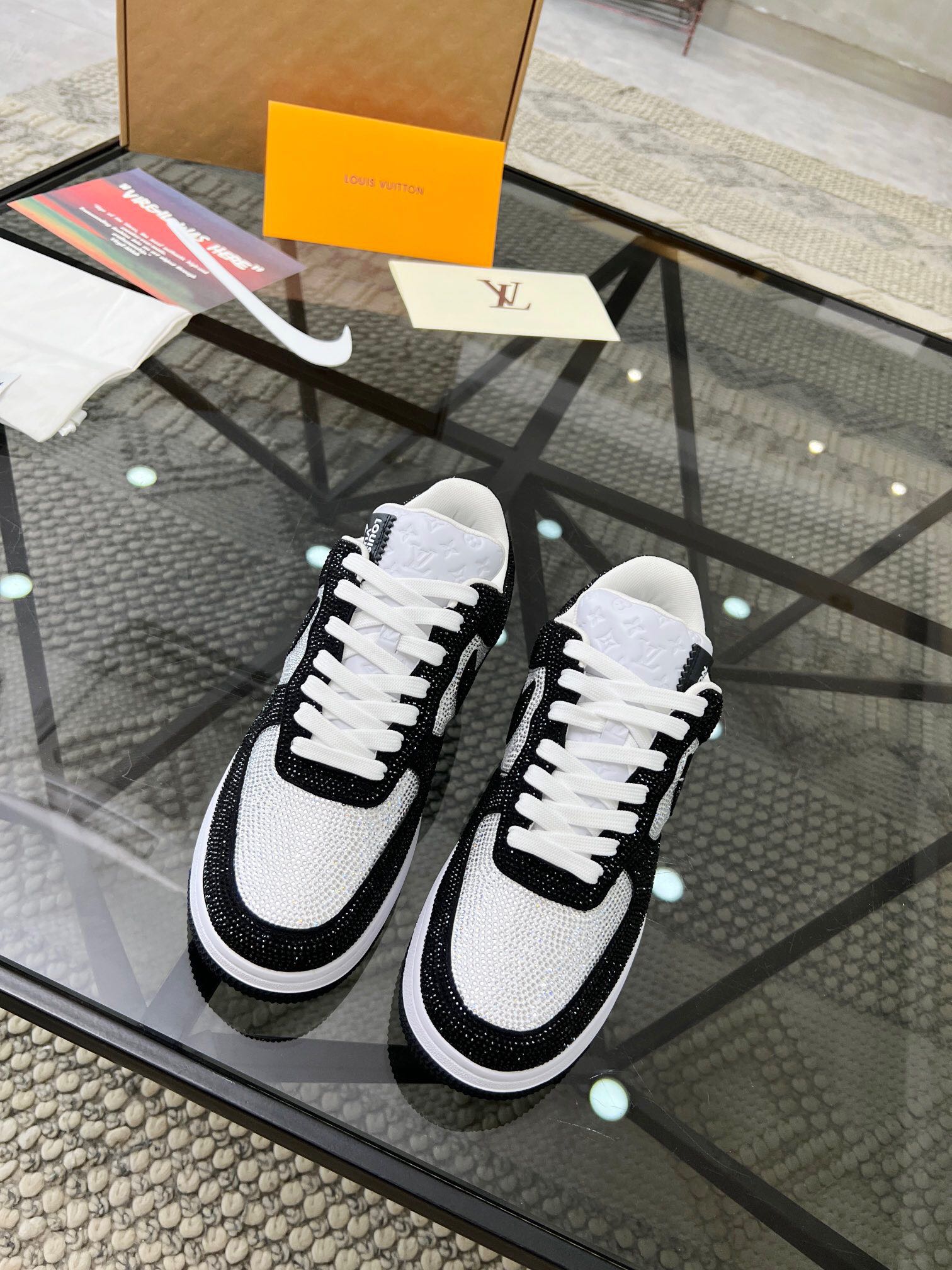 NO:216635,Brand LV·NiKe color original color matching code number 38-44 standard code price material Louis Vuitton·Nike counter new casual shoes!  The Louis Vuitton x x Nike co-branded model basically continues the style of THE TEN. The visual effects of the Swoosh car line and shoe tongue label are quite familiar, and they have both fashion and trendy attributes!  The upper is made of original material and original rubber outsole. Welcome to compare, Louis Vuitton, louis vuitton, louis vuitton, louis vuitton, stuart weitzman19860909品牌LV·NiKe 颜色原版配色 码数38-44标准码 价格 材质路易威登·耐克专柜新品休闲鞋！Louis Vuitton x x Nike 联名款,设计思路基本上是延续 THE TEN 的风格,Swoosh 车线、鞋舌标签视觉效果相当熟悉,兼具时尚与潮流属性！鞋面采用原版材质,原版橡胶大底 欢迎对比,路易威登,louis vuitton,louis vuitton,louis vuitton,stuart weitzman,Men's shoes