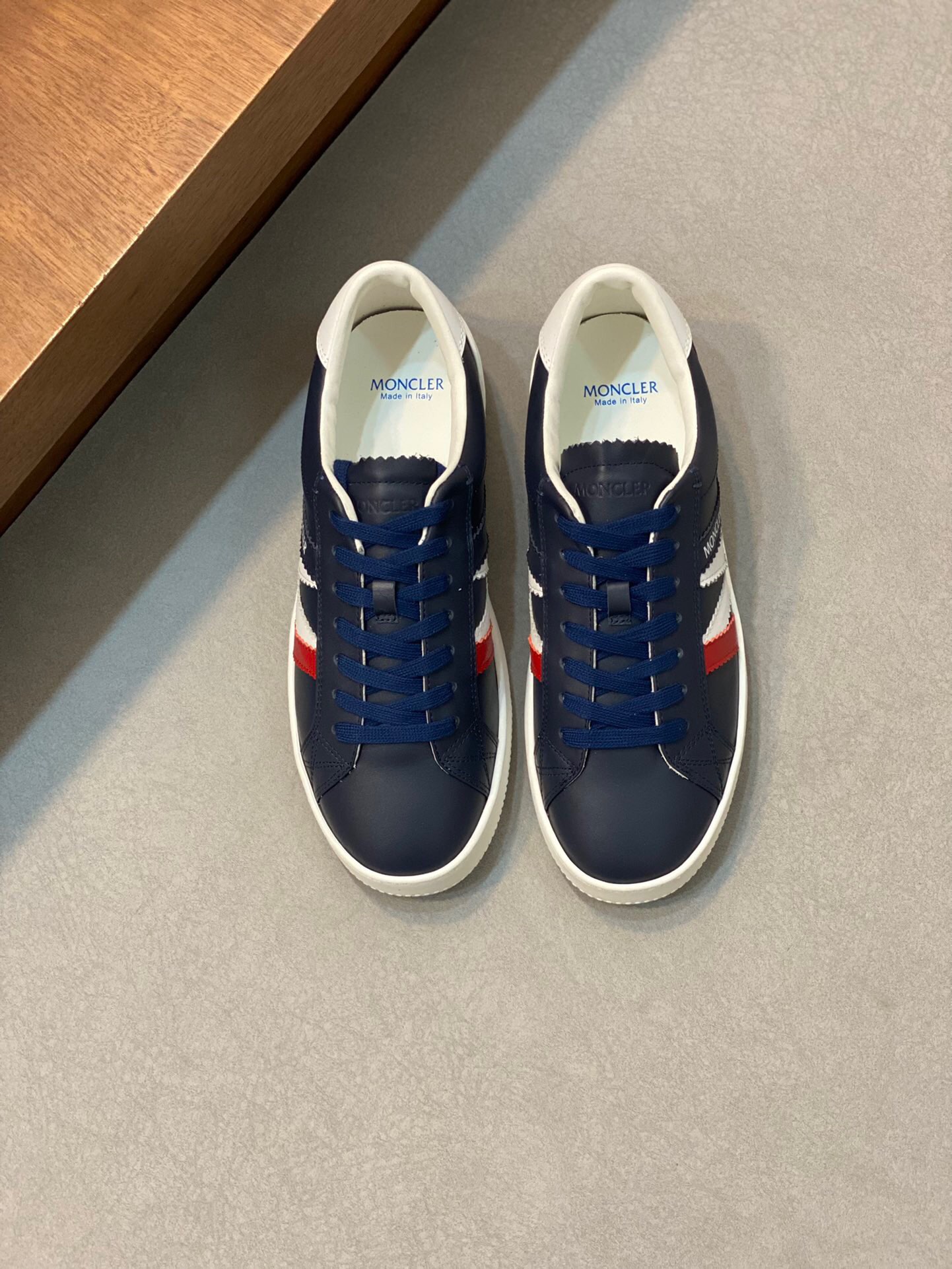 NO:216537,Brand MONCLER Color original color matching Number 39-44 Standard size Price Material masked new casual white shoes Official website synchronization Upper imported cowhide stitching and splicing design, shoe tongue inlaid with iconic brand round rubber label, iconic three-stripe details, cowhide inner splicing mesh, original molded cowhide latex pad, foot bottom air compressor brand logo, original molded flat rubber foam light sole. Details can reach more than 98, cover-up casual shoes, christian louboutin, Moncler, cowhide19860909品牌MONCLER 颜色原版配色 码数39-44标准码 价格 材质蒙口新品休闲小白鞋 官网同步 鞋面意大利进口牛皮缝合拼接设计、鞋舌镶嵌标志性品牌圆胶标、标志性三条纹细节、牛皮内里拼接网布、原版开模牛皮乳胶垫、垫脚底部空压品牌标志LOGO、原版开模平底橡胶发泡轻底.细节与原版可达98以上相似、,蒙口 休闲鞋,christian louboutin,Moncler,cowhide,Men's shoes