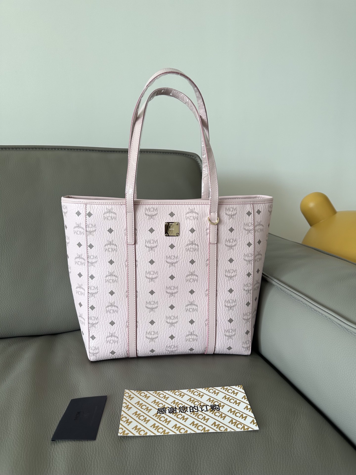 NO:754554,The Toni shopping bag is made of classic Visetos material and trimmed with soft Nappa leather. Its trapezoidal shape combines aesthetic features with strong practicality. The luxurious cotton canvas compartment inside is printed with a chain link pattern inspired by MCM's traditional street fashion, and the top zipper closure ensures the safety of your belongings. Size 32*32*16, model number 65015 batch, MCM19860909Toni购物袋采用经典Visetos材料制成,并饰以柔软的Nappa皮革饰边,其梯形外型兼具美学特色与强大的实用性.内部奢华的棉质帆布隔层中印有受MCM街头传统时尚启发的链环图案,顶部拉链封口确保了财物的安全.尺寸32*32*16, 款号65015批,MCM,Bag