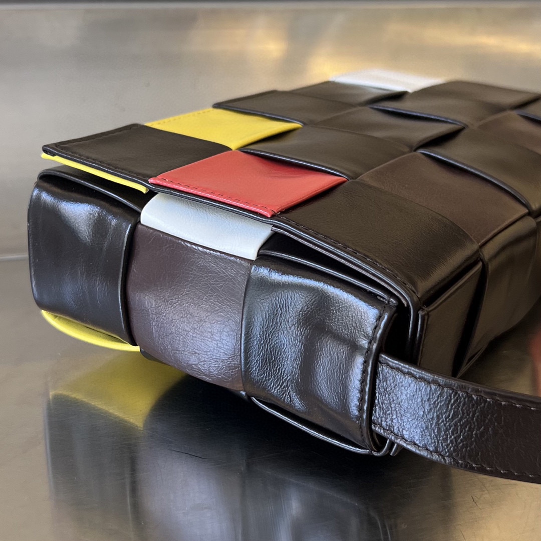 Bottega Veneta Bv's original Cassette latest colorful pattern is unisex and is officially on sale at 667298. The combination of macarons is simpl
