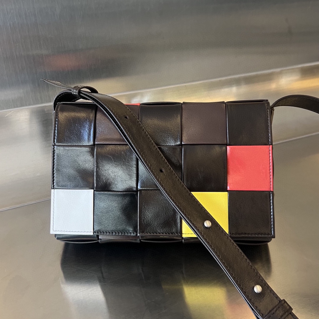 Bottega Veneta Bv's original Cassette latest colorful pattern is unisex and is officially on sale at 667298. The combination of macarons is simpl