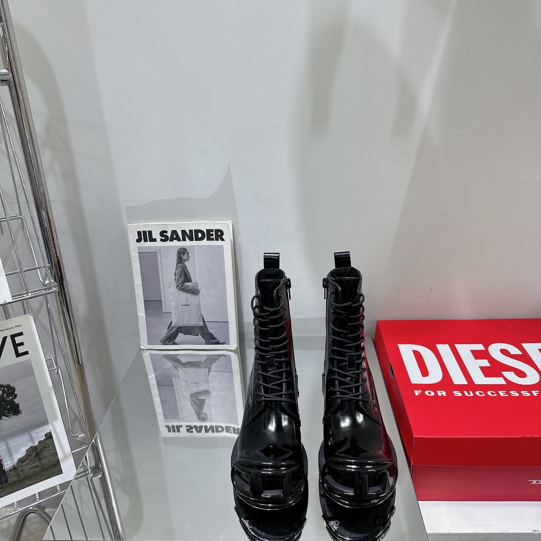 NO:779300,Diesel Diesel FW autumn and winter catwalk derby big-toe shoes, the same style as Fan Chengcheng and Wang Hedi, originally purchased and developed, perfect reproduction, a brand that is particularly popular this year. The D letter. This season's shoes are so handsome. Especially the D letter toe hardware is very prominent. There are many fashionable internet celebrities. The upper is made of open-edge beaded cowhide, which is very textured. The lining is matte calfskin. Exclusive private model outsole. The sole is 4cm high.  Code number 39-45,,cowhide19860909Diesel迪赛FW秋冬走秀德比大头鞋 范丞丞 王鹤棣同款 原版购入开发 完美复刻 今年特别火的一个品牌D字母 这一季的鞋子简直太帅了A到爆 特别是D字鞋头五金非常突造型 好多潮人网红种草 鞋面采用开边珠牛皮非常有质感 内里垫脚哑光小牛皮 独家私模大底 底高4cm 码数39-45,,cowhide,Men's shoes