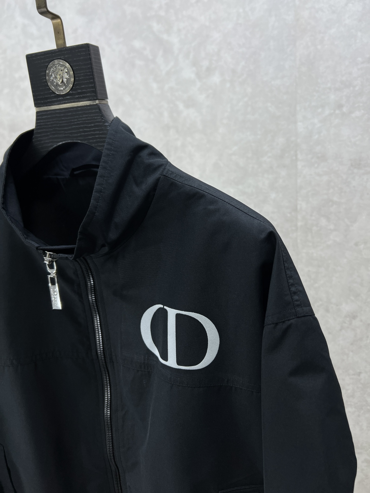 Dior迪奥秋冬男士夹克外套独家专供性价比超高！特别有品味的一款外套拿在手上质感品相无敌！处处彰显品牌魅